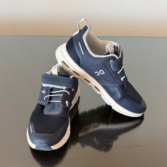On Running Kids Sneakers in Navy and White - Picture 1 of 8